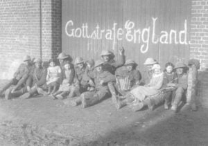 Britische Soldaten mit französischen Kindern