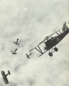 Luftkampf zwischen britischen und deutschen Jagdflugzeugen