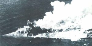 HMS Hermes sinkt im Golf von Bengalen südlich von Trinkomali