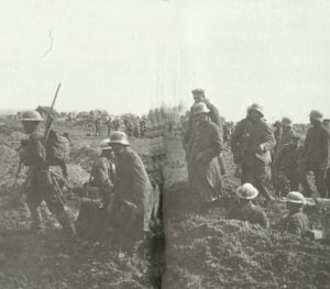 Arras: Deutsche Kriegsgefangene werden nach hinten gebracht