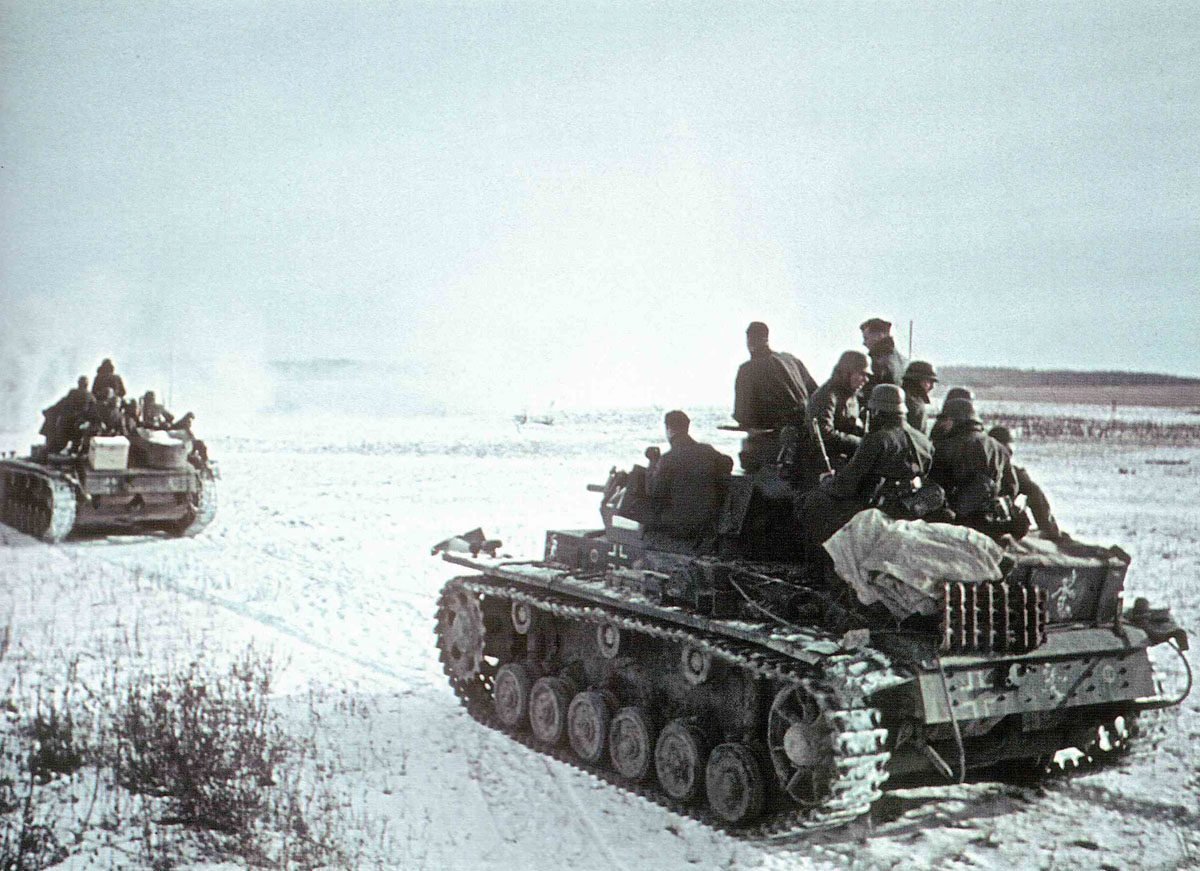 Kolonne deutscher PzKpfw III, dicht besetzt mit Infanteristen