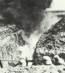 Deutsche Soldaten nehmen im Graben Deckung