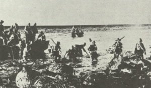 Japanische Truppen gehen auf Corregidor an Land.