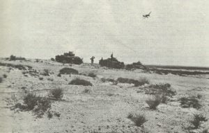 Stuka überfliegt Panzer
