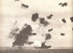 'Yorktown' unter einem Luftangriff 