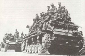 Aufgesessene deutsche Infanterie auf Panzerkampfwagen III