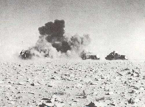Panzerspähwagen unter Angriff von Stukas