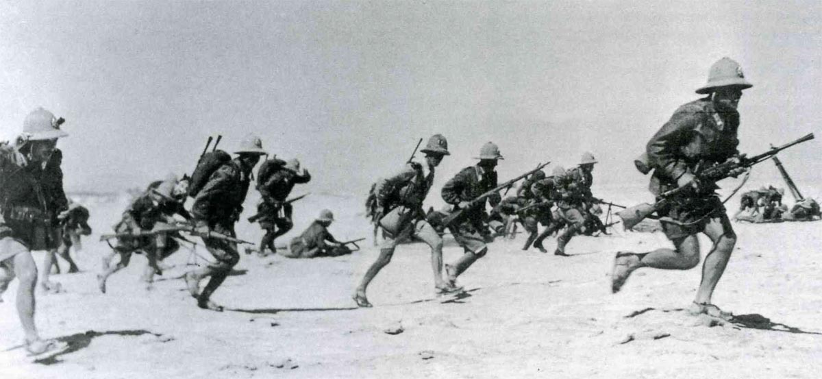 Italienische Infanterie mit dem alten Tropenhelm