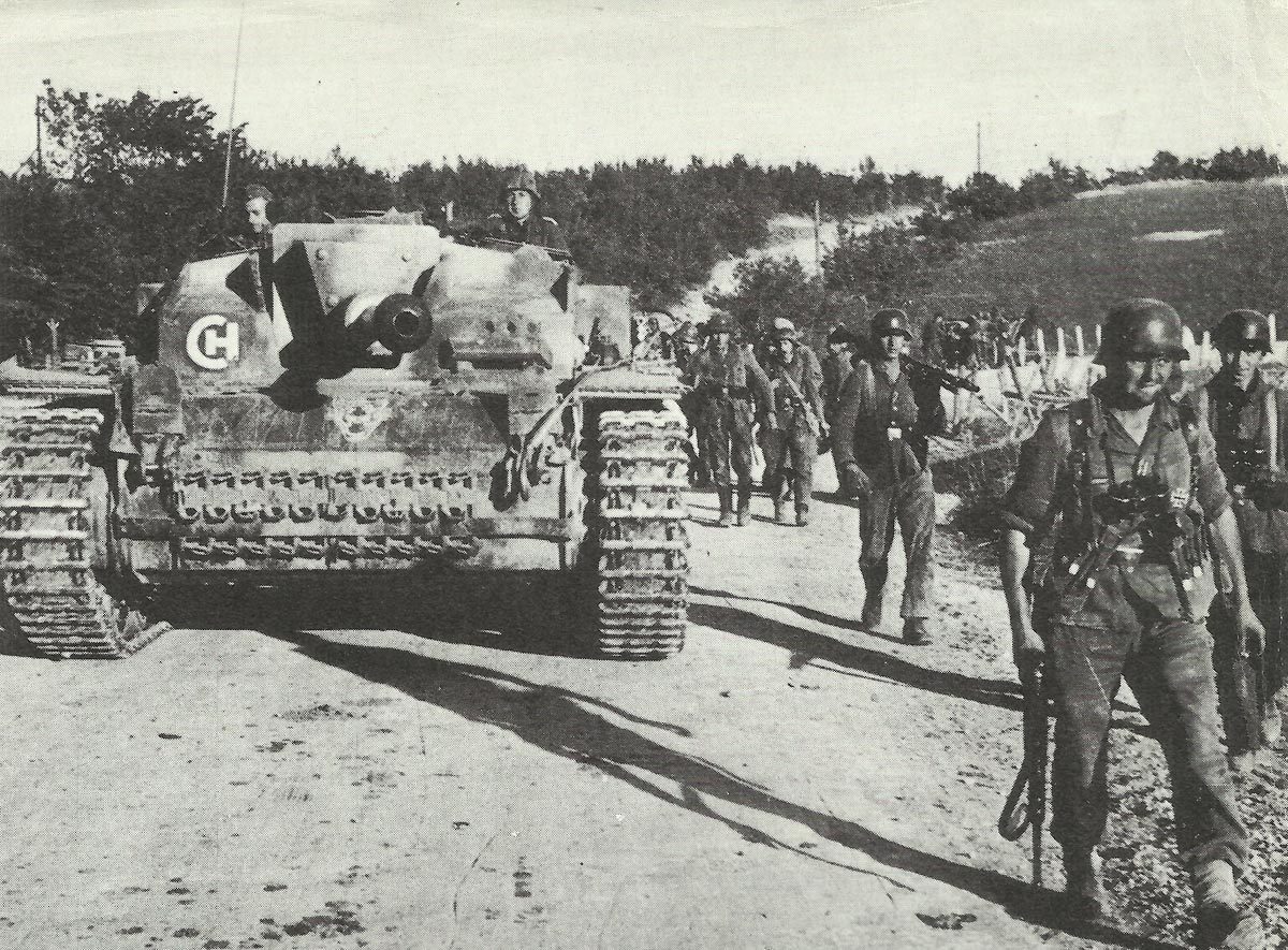 Sturmgeschütz Ausf, F mit Panzergrenadieren