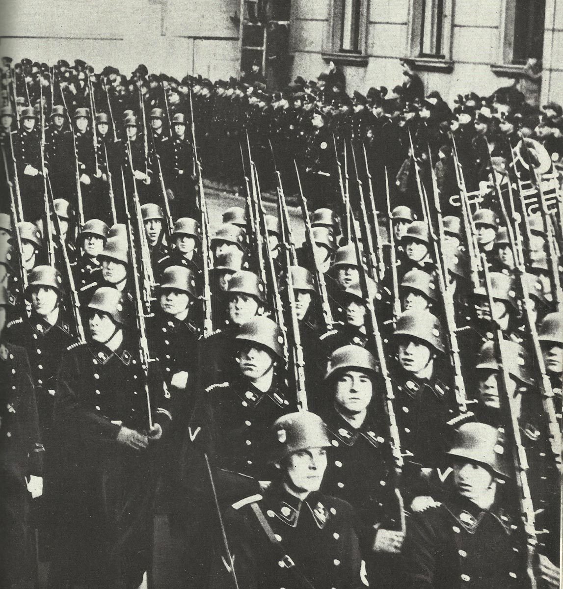SS-Formationen in schwarzer Uniform