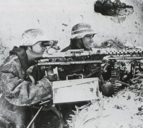 SS-Mannschaft eines MG 34 SS MG Schuetzen
