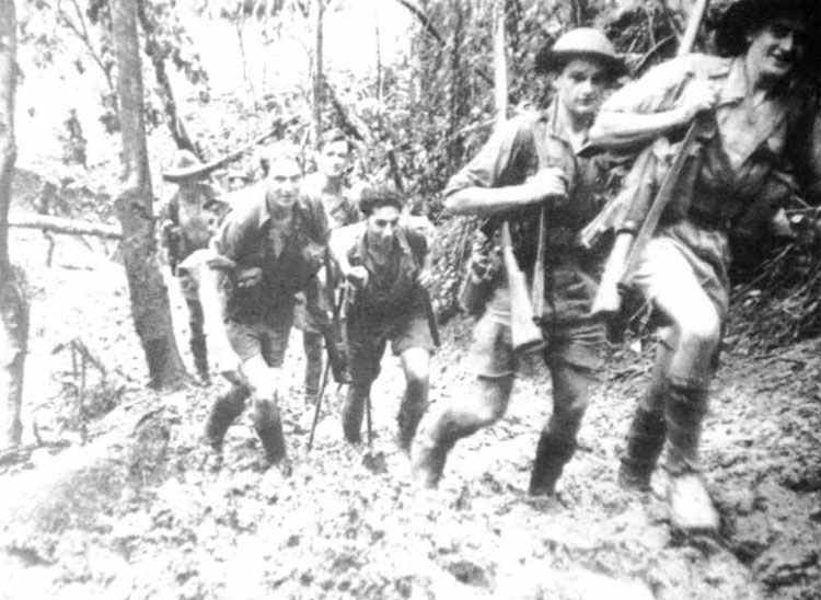 Australische Soldaten des 39. Bataillons marschieren auf dem Kokoda-Pfad