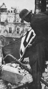 Soldat hisst in Stalingrad Hakenkreuz-Fahne