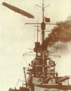Zeppelin über einem Kaiser-Klassen-Schlachtschiff