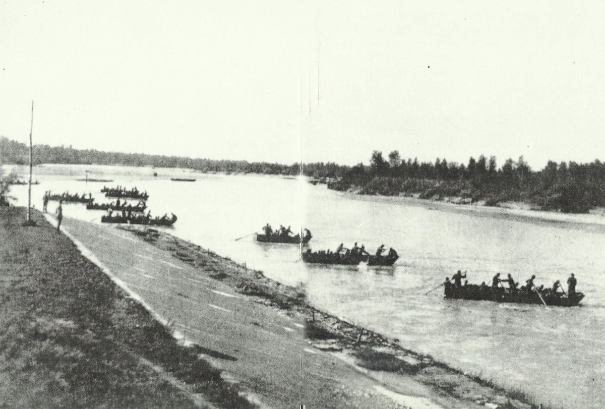 Infanterie setzt über einen Fluß in Norditalien