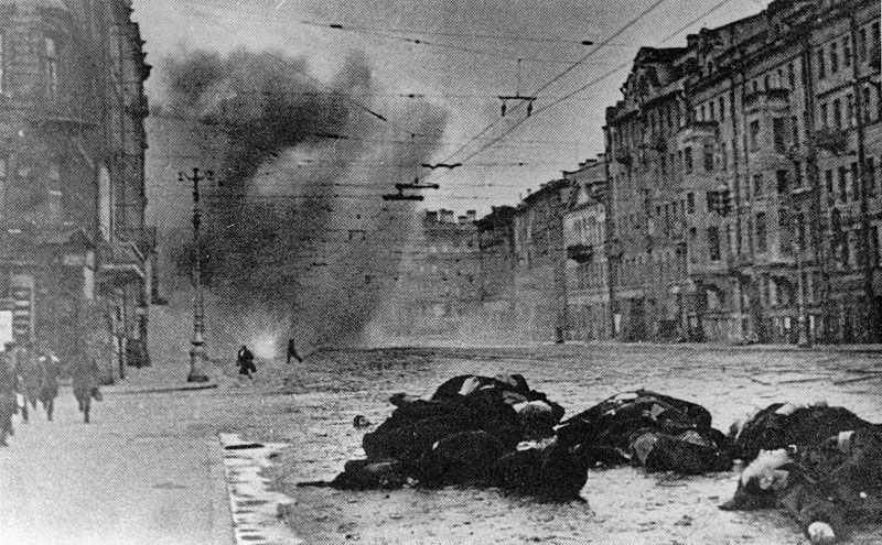 Granaten explodieren auf den Straßen Leningrads