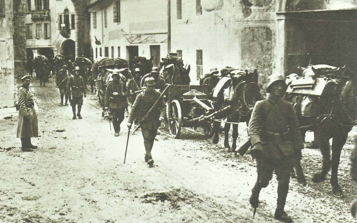 Deutsche Truppen ziehen durch ein Dorf in Norditalien