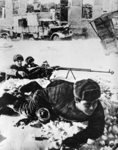 Russische Soldaten mit einer PTRD-1941