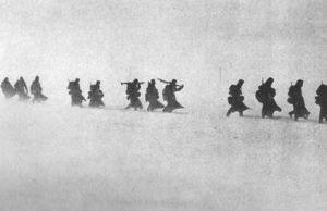 Infanterie auf dem Marsch durch den Schneesturm
