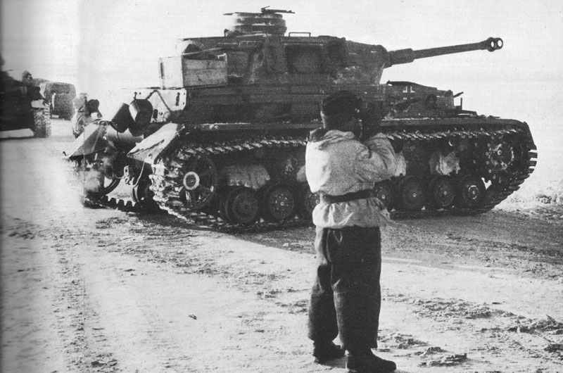 PzKpfw IV Ausf.G erwarten auf einer Straße den russischen Gegenangriff