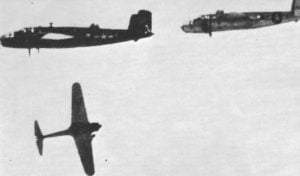 japanischer Jäger ist von B-25 Mitchell-Bombern über Guadalcanal abgeschossen