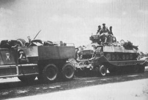 Diamond-T Tank-Transporter mit geladenen Valentine-Infanteriepanzer