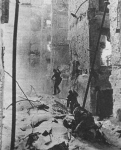 Russische Soldaten in den Ruinen von Stalingrad.