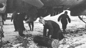 He 111 mit Versorgungsbomben für Stalingrad beladen