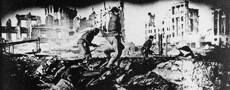 Angriffe russischer Infanteristen in den Ruinen von Stalingrad