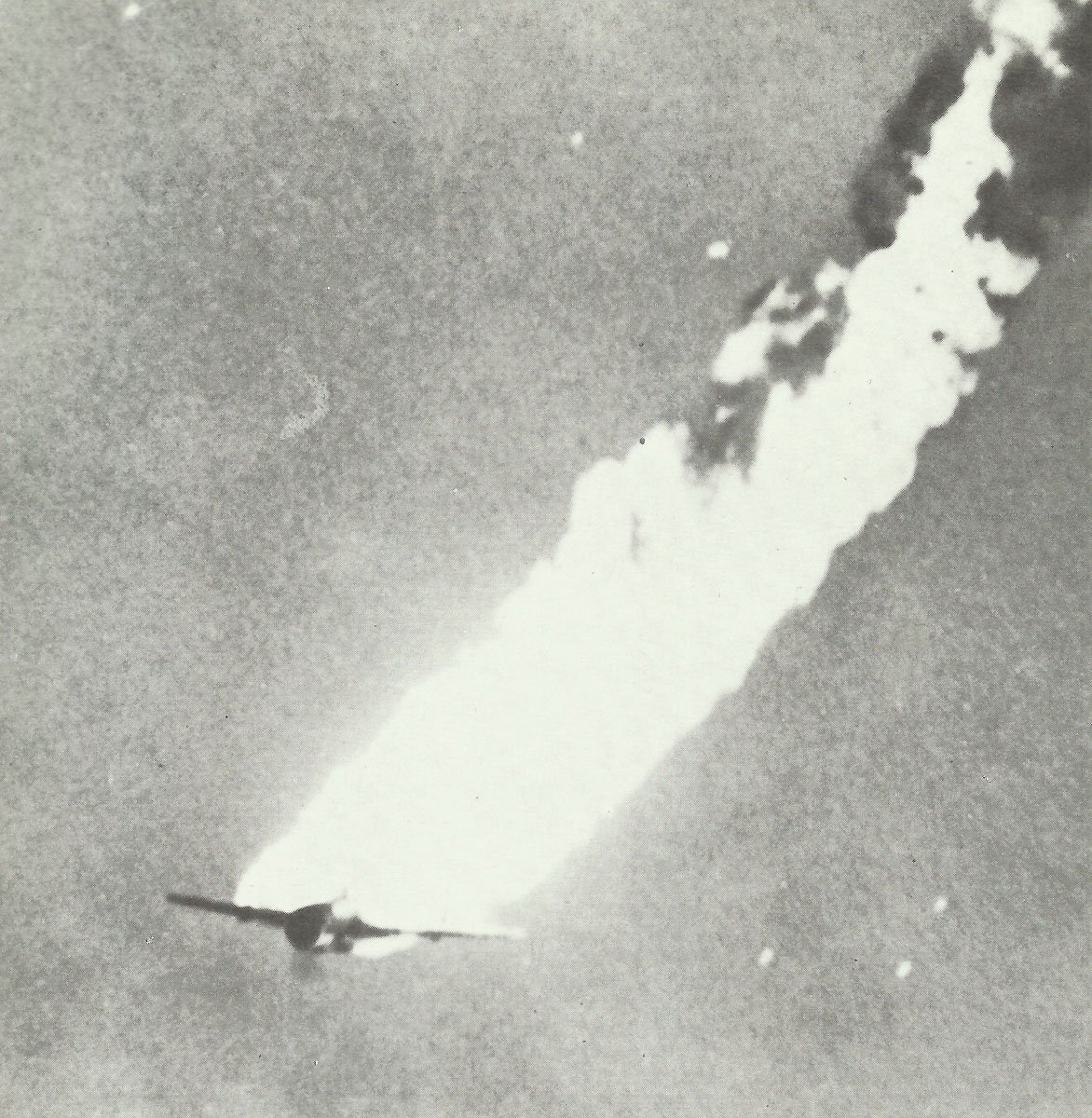 brennender japanischer Torpedobomber