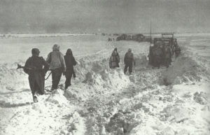 Rückzug deutscher Truppen durch die tief verschneite Steppe