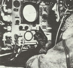  Funker an Bord eines RAF-Bombers am 'Gee'-Navigationsgerät