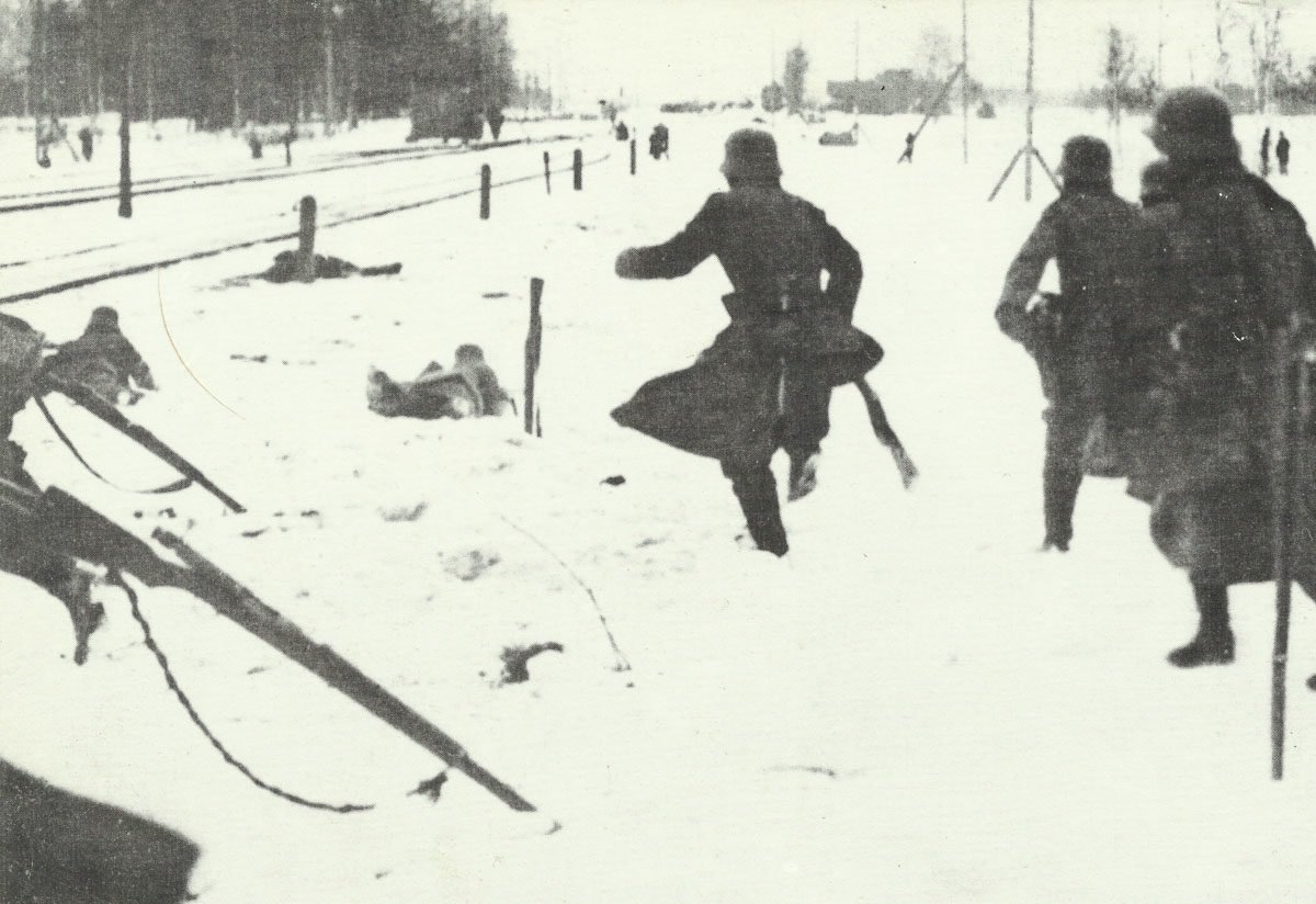 Deutsche Soldaten verfolgen Rote Truppen