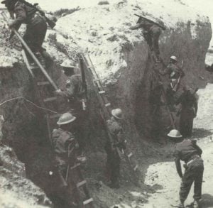 Britische Truppen benutzen Leitern, um die Seitenwände des Wadi Zigzaou zu überwinden