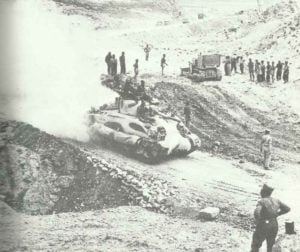 Sherman-Panzer durchquert die Gabes-Pforte