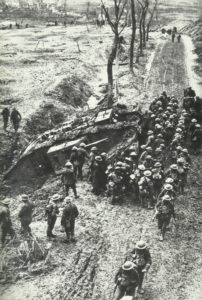 Britische Soldaten sammeln sich bei einem steckengebliebenen Tank