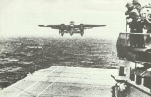 Start einer der B-25 vom Träger Hornet