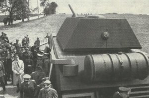 Hitler besichtigt ein naturgetreue Holzmodell der Maus