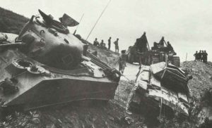 Bergung Crusader- und Sherman-Panzer