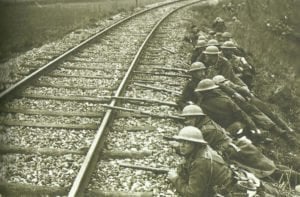 Britische Soldaten hinter einem Bahndamm