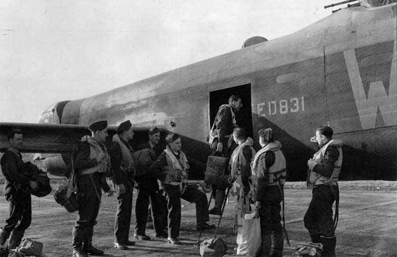 Besatzung eines Lancaster-Bombers der 9. Staffel steigt in Bardney (Lincolnshire) an Bord ihres Flugzeuges