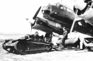  Ju-88-Bomber wird mit einer 2.000-kg-Bombe 