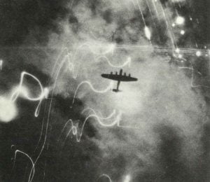 Lancaster-Bomber über dem brennenden Hamburg-Altona