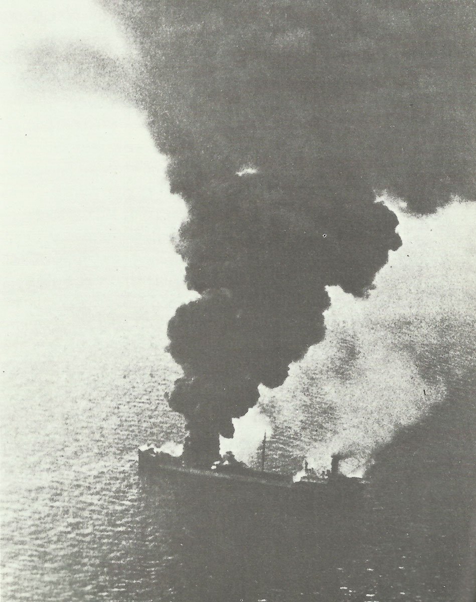 Alliierter Frachter nach einem deutschen Luftangriff