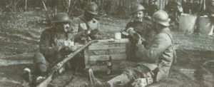 Britische und französische Soldaten beim Kartenspiel 