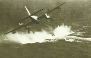 Flugzeug greift ein U-Boot an