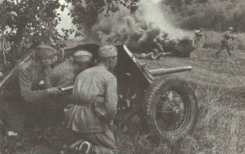 Russische Pak unterstützt angreifende Infanterie.