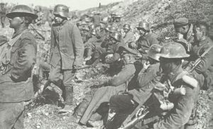 Kanadische Soldaten mit gefangenen Deutschen 