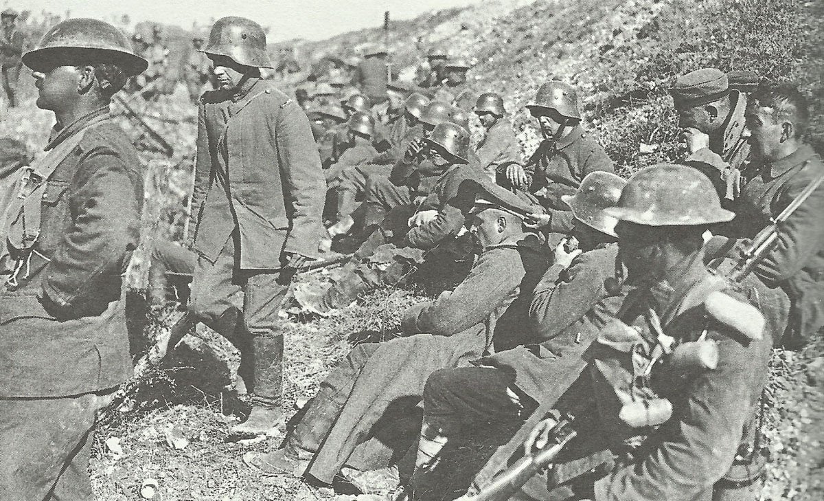 Kanadadiscxhe Soldaten mit gefangenen Deutschen