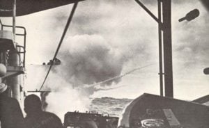 U-Jäger verfeuert Wasserbombe